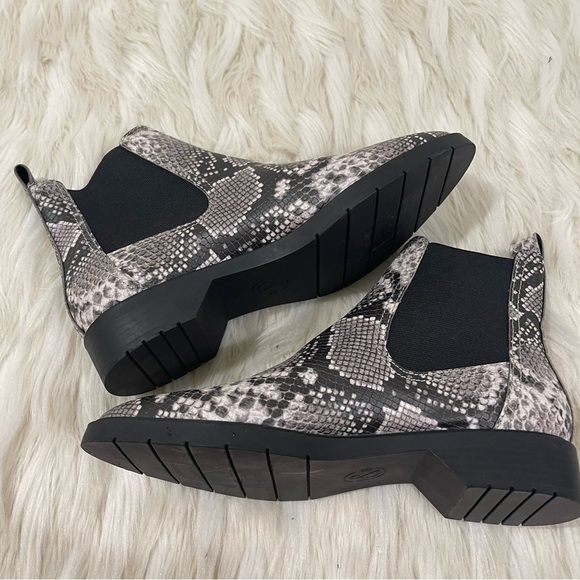 Women’s Treasure & Bond Gabriela Chelsea Black & Grey Snake Print Boots 8.5 US! - Picture 6 of 10
